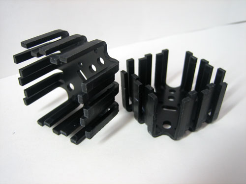 KOELVINGER ZWART GEELOXEERD ALUMINIUM 6.8K/W 45x45x25mm